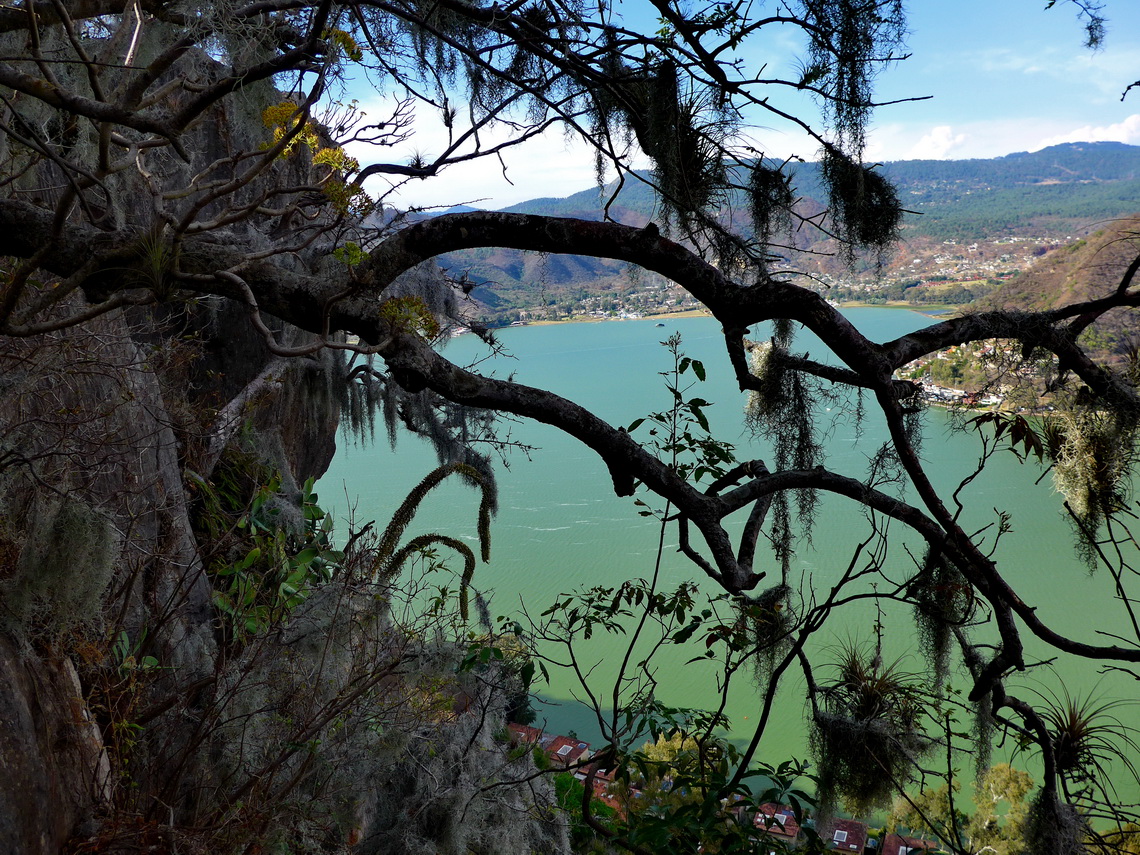 The lake seen from La Peña