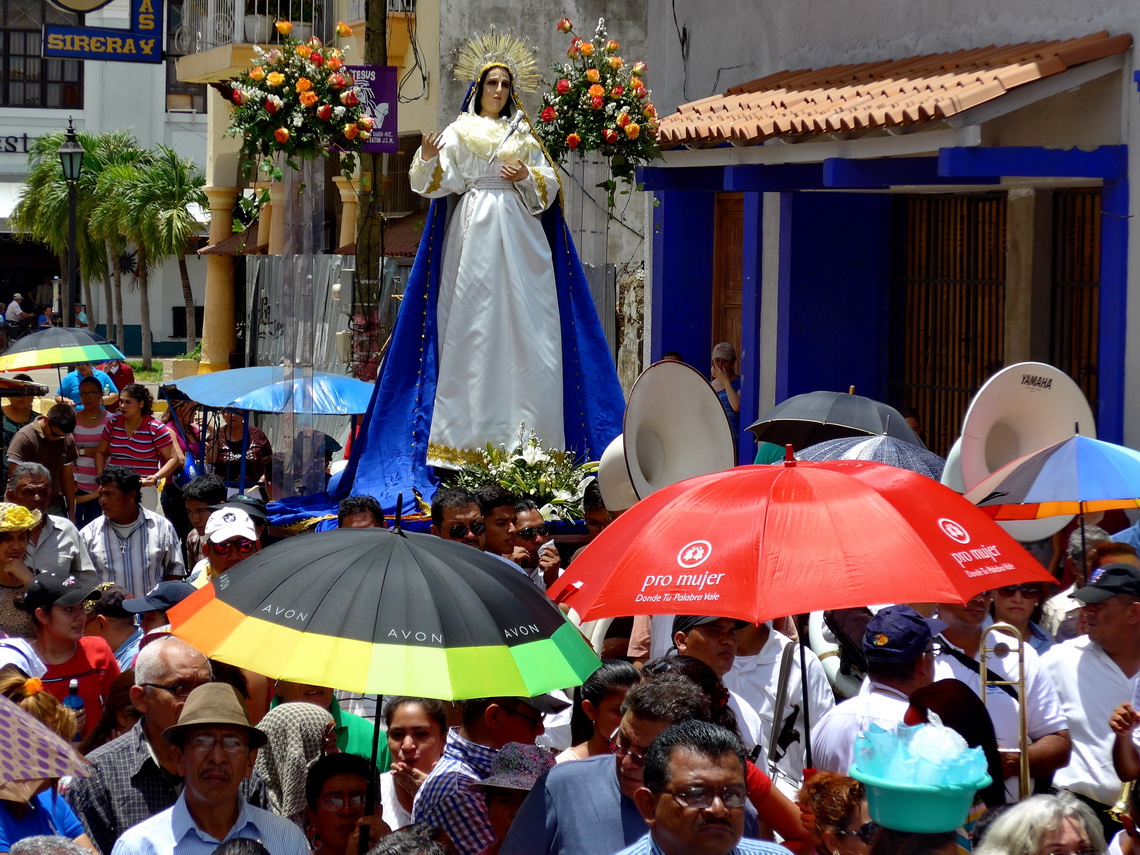 Good Friday procession in Leon: Blessed Virgin Mary with umbrellas of the cosmetic company Avon and the organisation Pro Mujer - for women