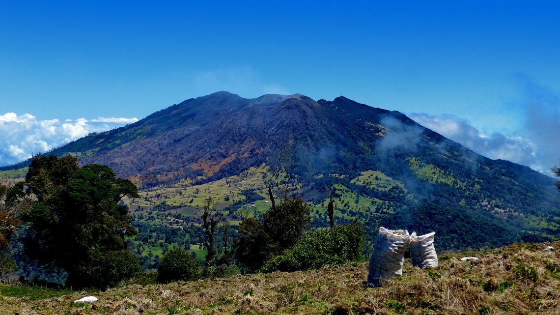 Smoking Volcan Turrialba opposite of Irazú - Few days later the airport of San Jose was closed due to an eruption of an ash cloud!