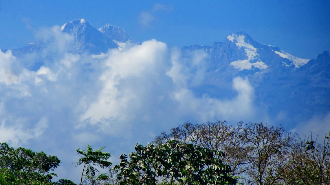 On the left are the two highest mountains of Colombia: Pico Cristobal Colon (5775 meters sea-level) and Pico Bolivar