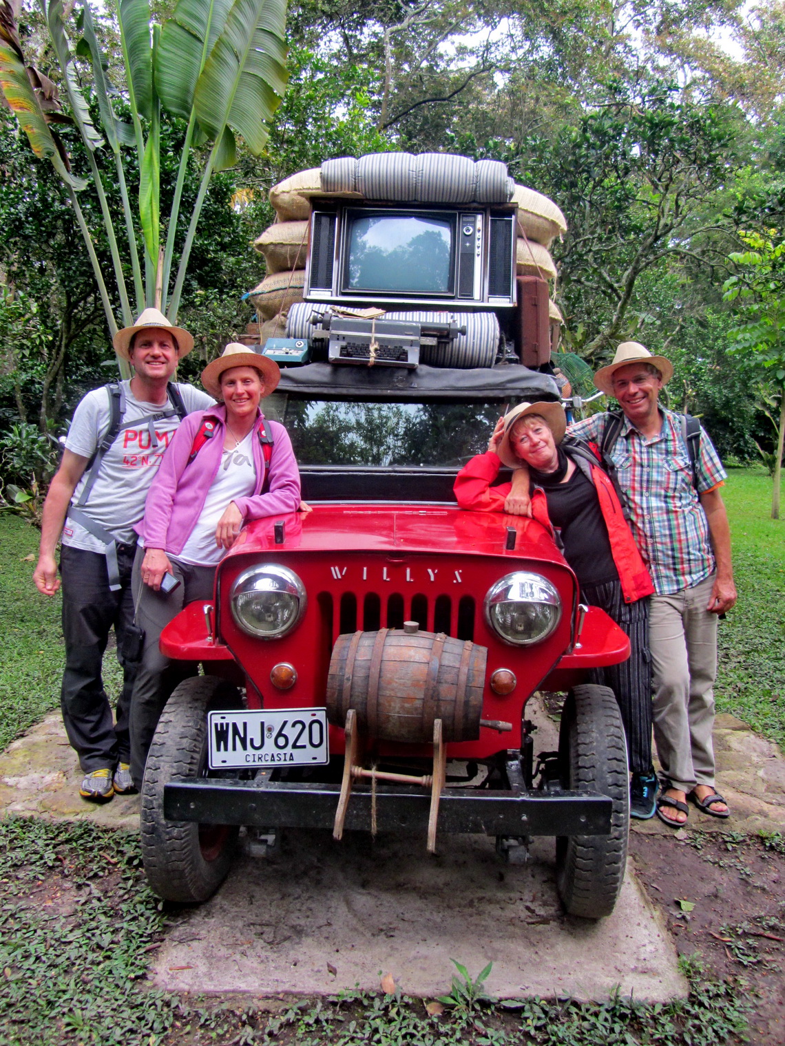 Kai, Vera, Marion and Alfred with the Colombian cult car Willys
