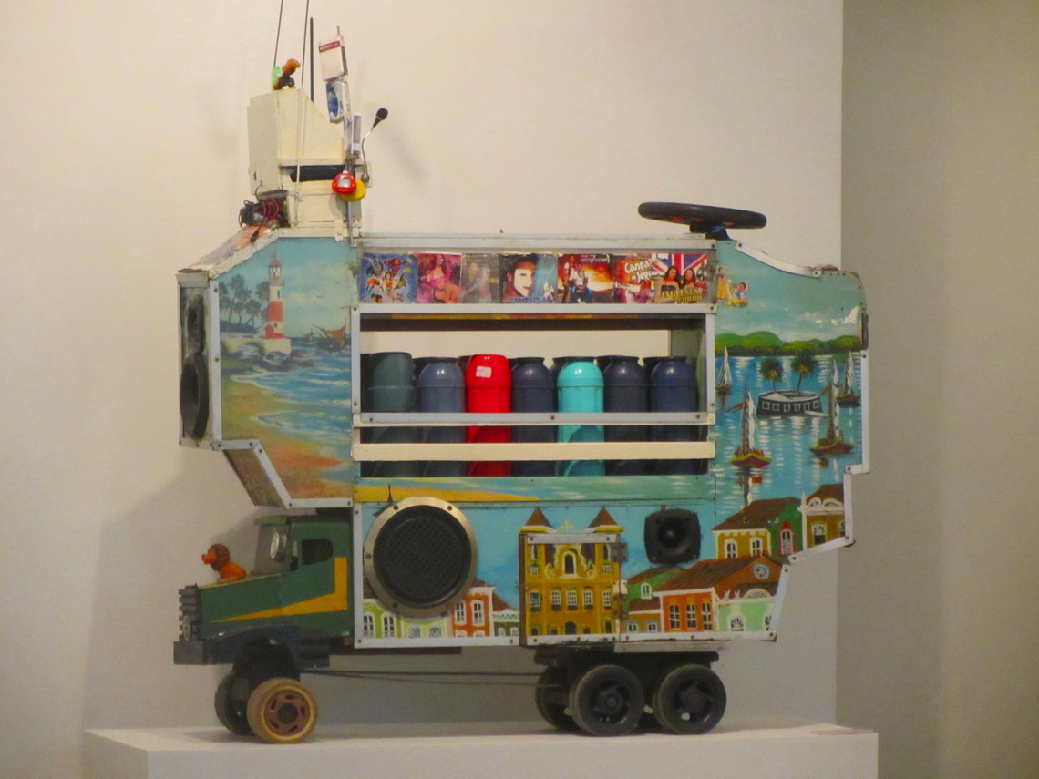 Coffee trolley with music in the Museu Afro-Brasil