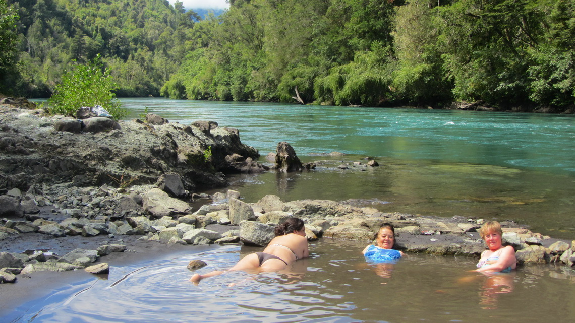 In the Termas Ralun with Rio Petrohue