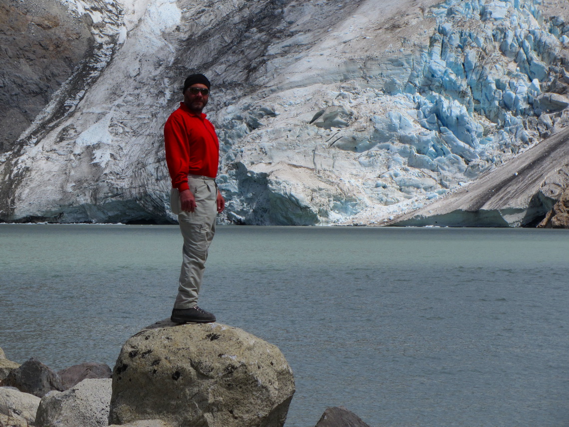 Tommy with Glaciar and Laguna Piedra Blancas (white stones) on the way to the camp Poincenot