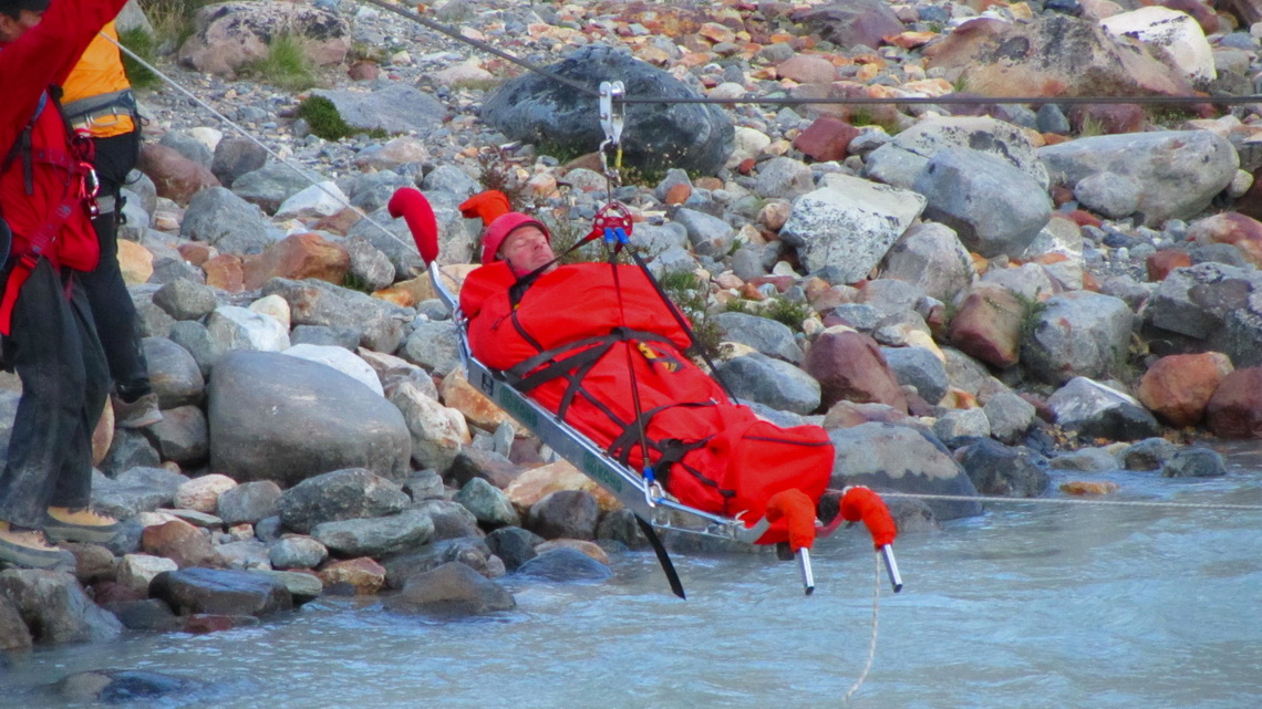 Also the stretcher had to cross Rio Fitz Roy via the Tyrolean traverse