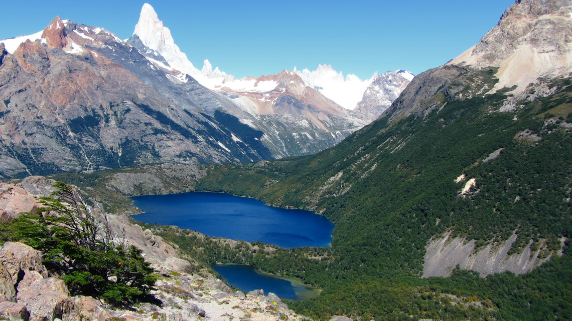 Laguna Azul and Cerro Fitz Roy from the ascent to Loma del Diablo