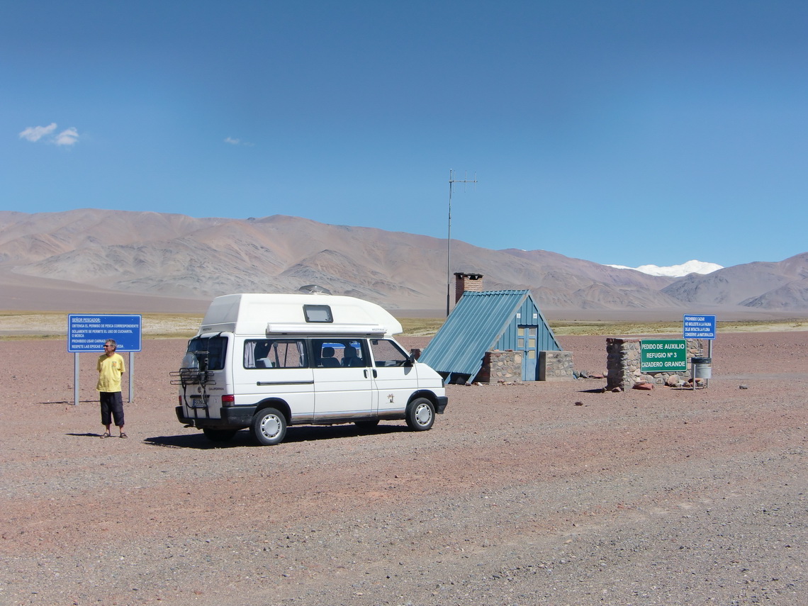 One of the emercency huts on the Argentine side of the Paso San Francisco