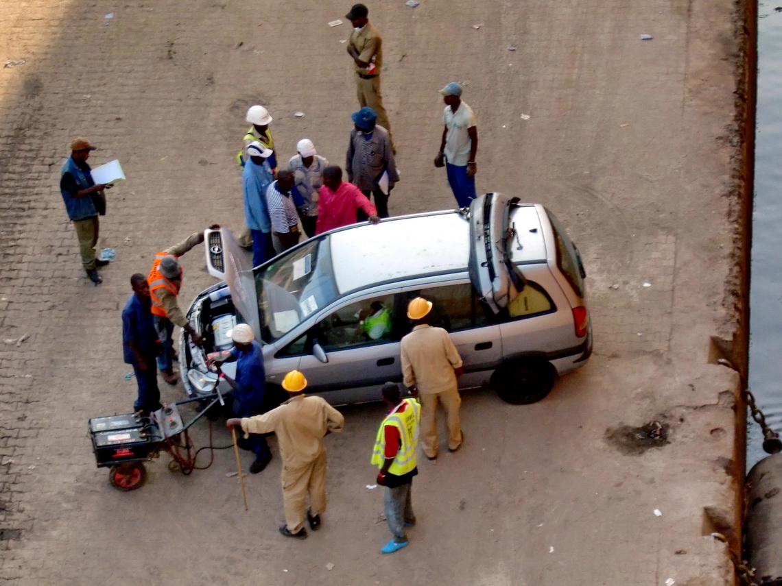 2nd hand car arriving Africa - Note the bumper on top of the car